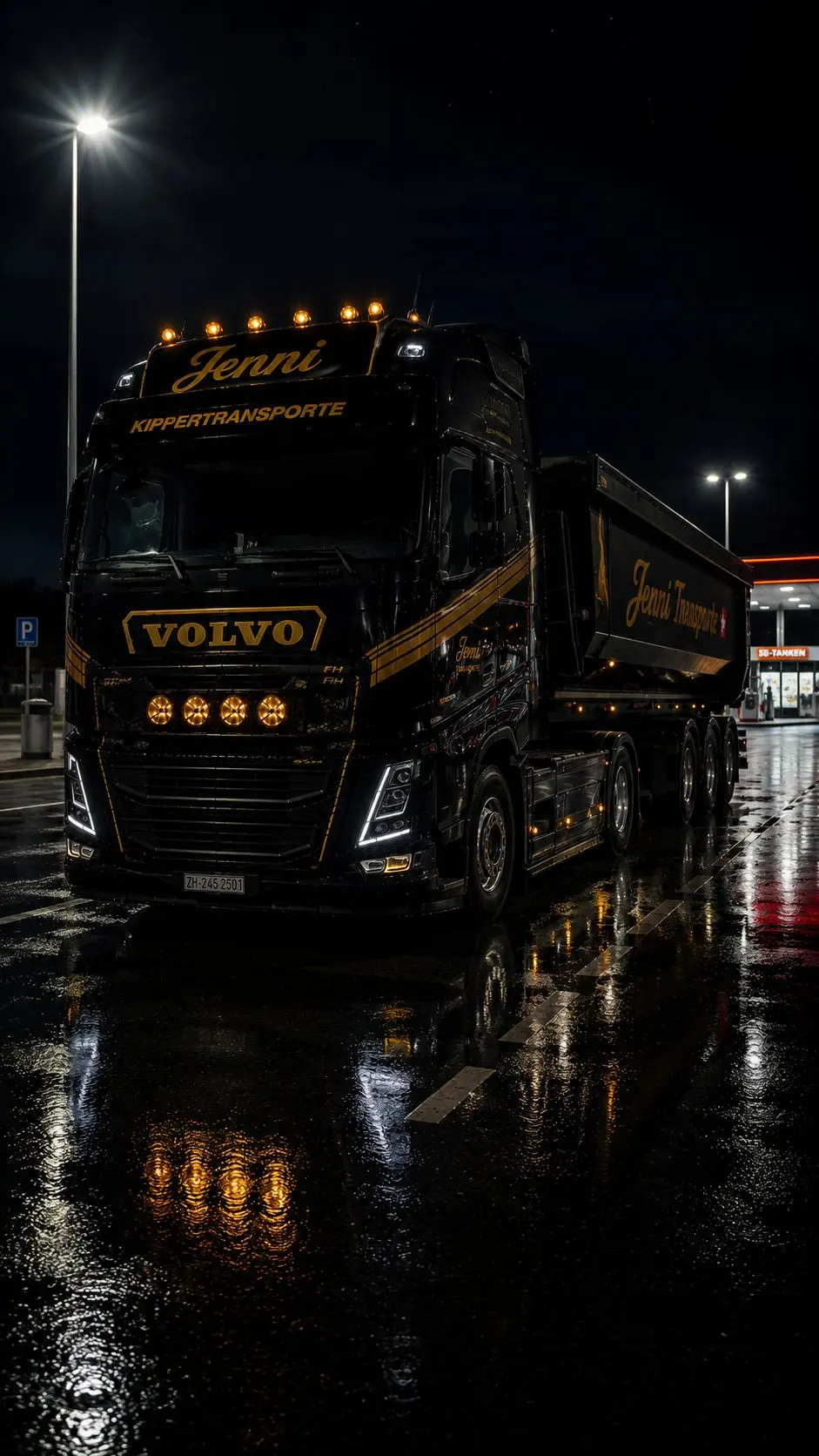 Sattelzug von Jenni Transporte bei Nacht